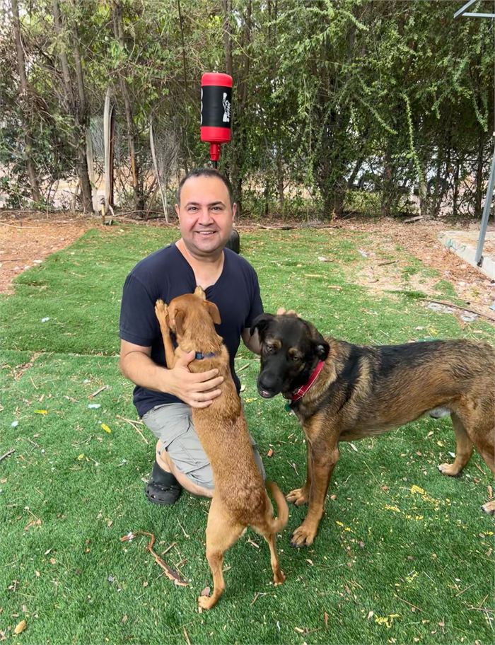 קובי חתן מאלף כלב מלינואה בחצר